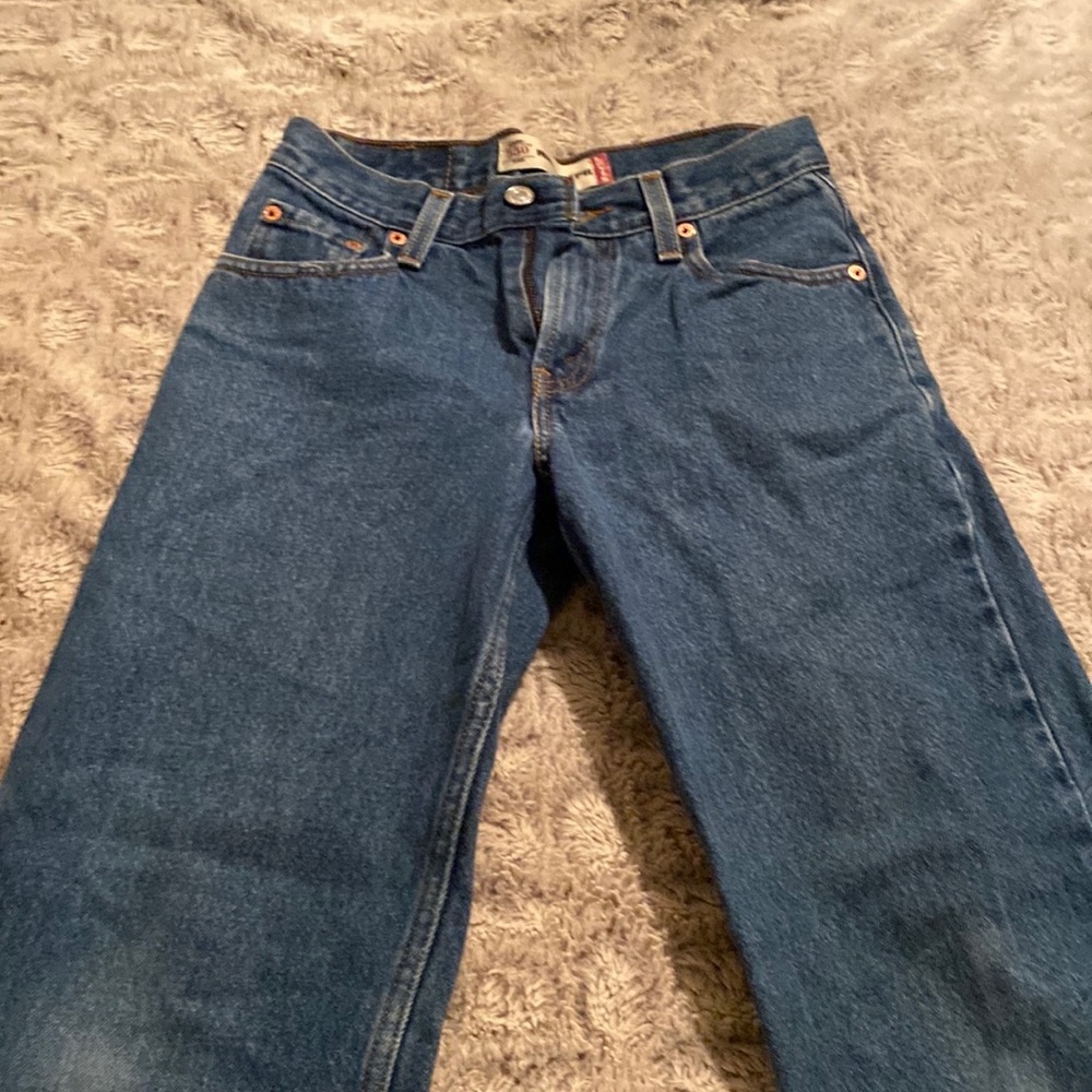 Levis. Petite. Straight leg. Fit is small. More like size 23 or 24